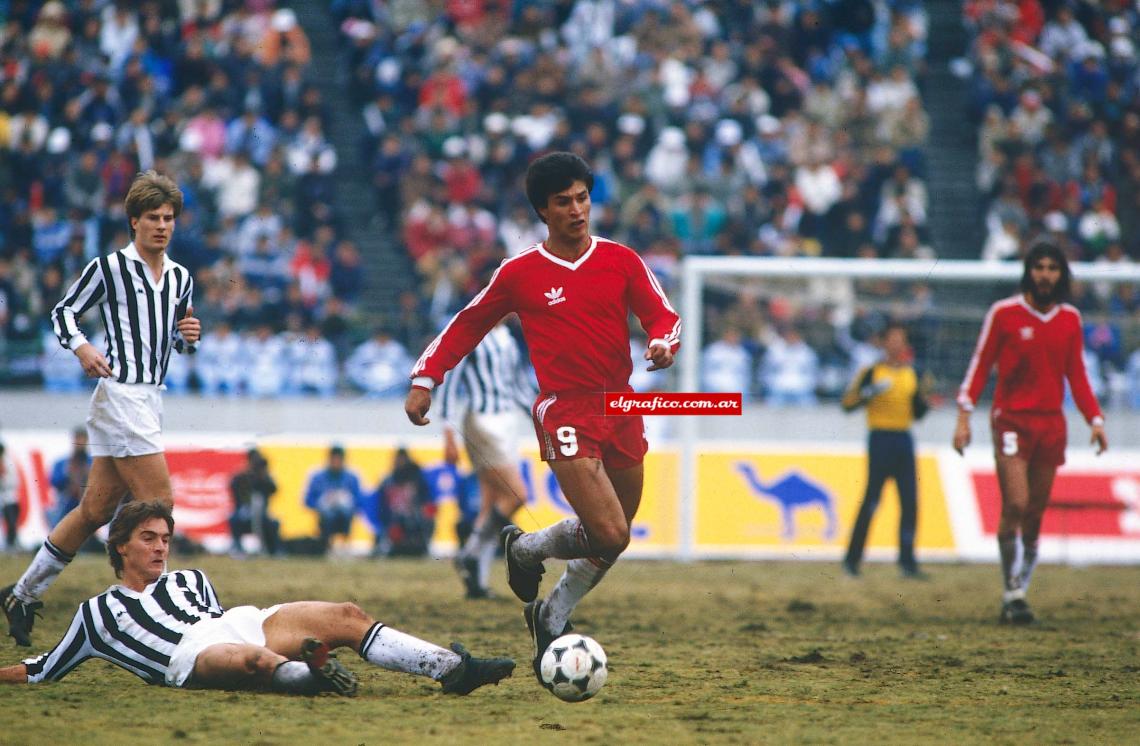 La pelota guía la mirada del Bichi. Laudrup y el resto no la desvían de su fútbol.