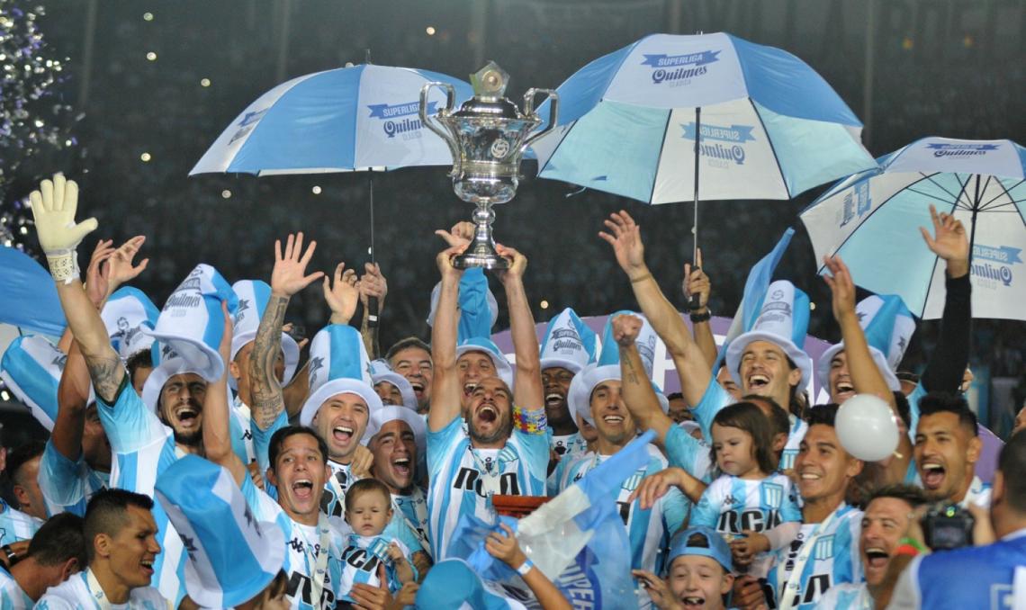 Imagen La felicidad en el rostro de los jugadores. Lisandro, su capitán, levanta la copa.