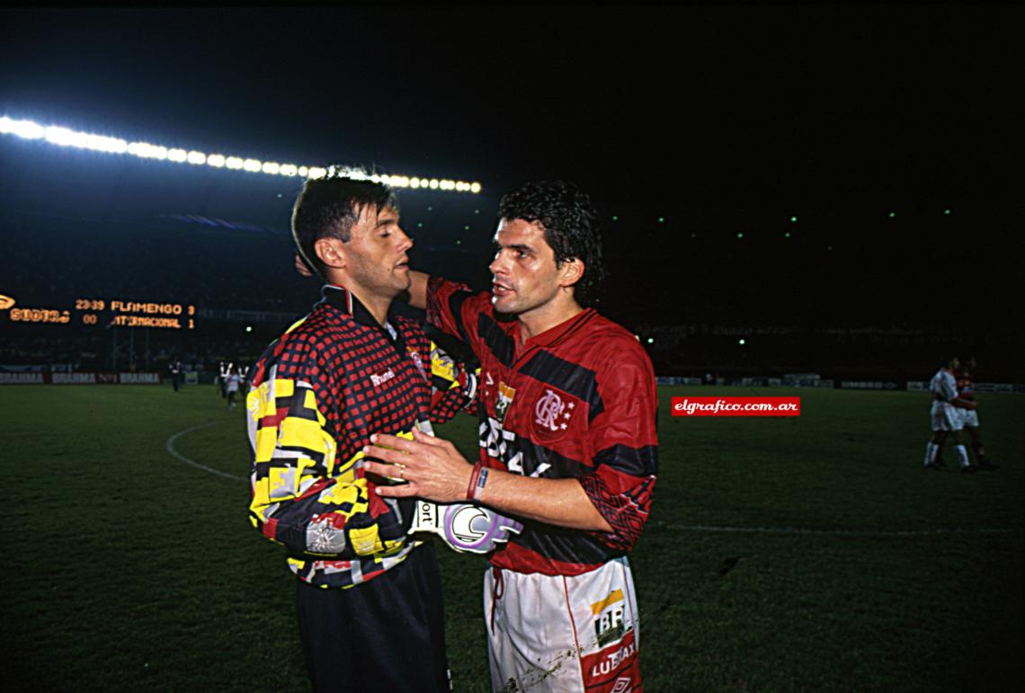 Imagen Mancuso y Goycochea, quien atajaba en el Inter de Porto Alegre.