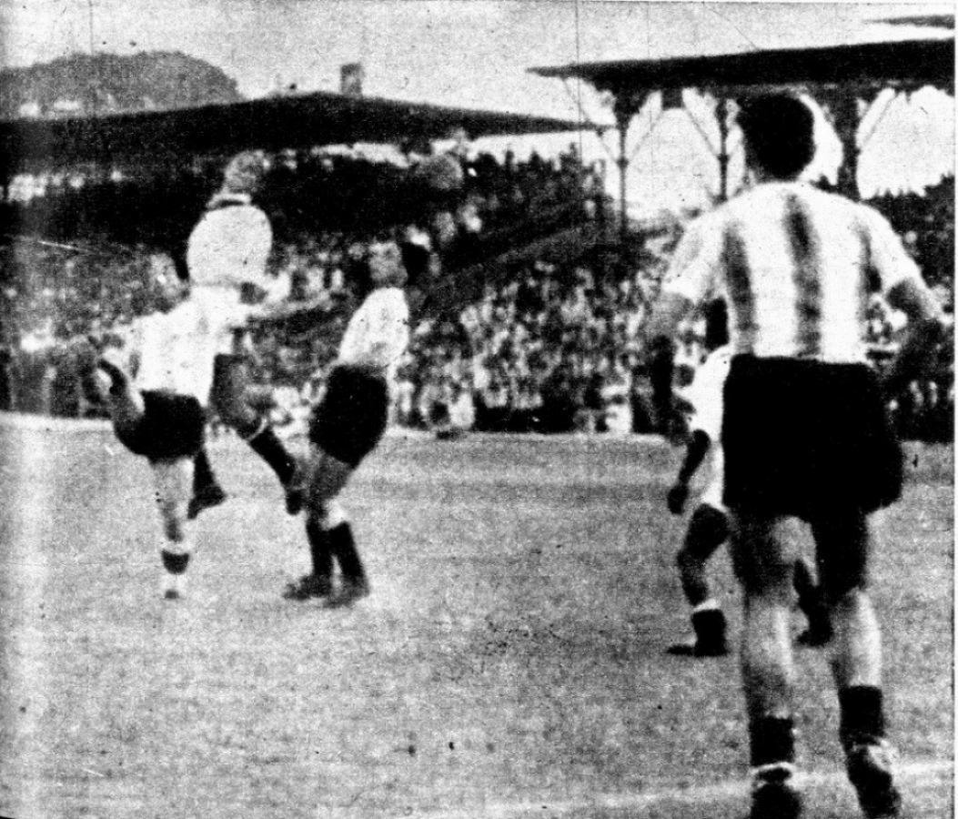 Imagen De nuestro primer match en Lima de aquella primera gira en 1940. Salta "Lolo" Fernández entre Minella y Sbarra.