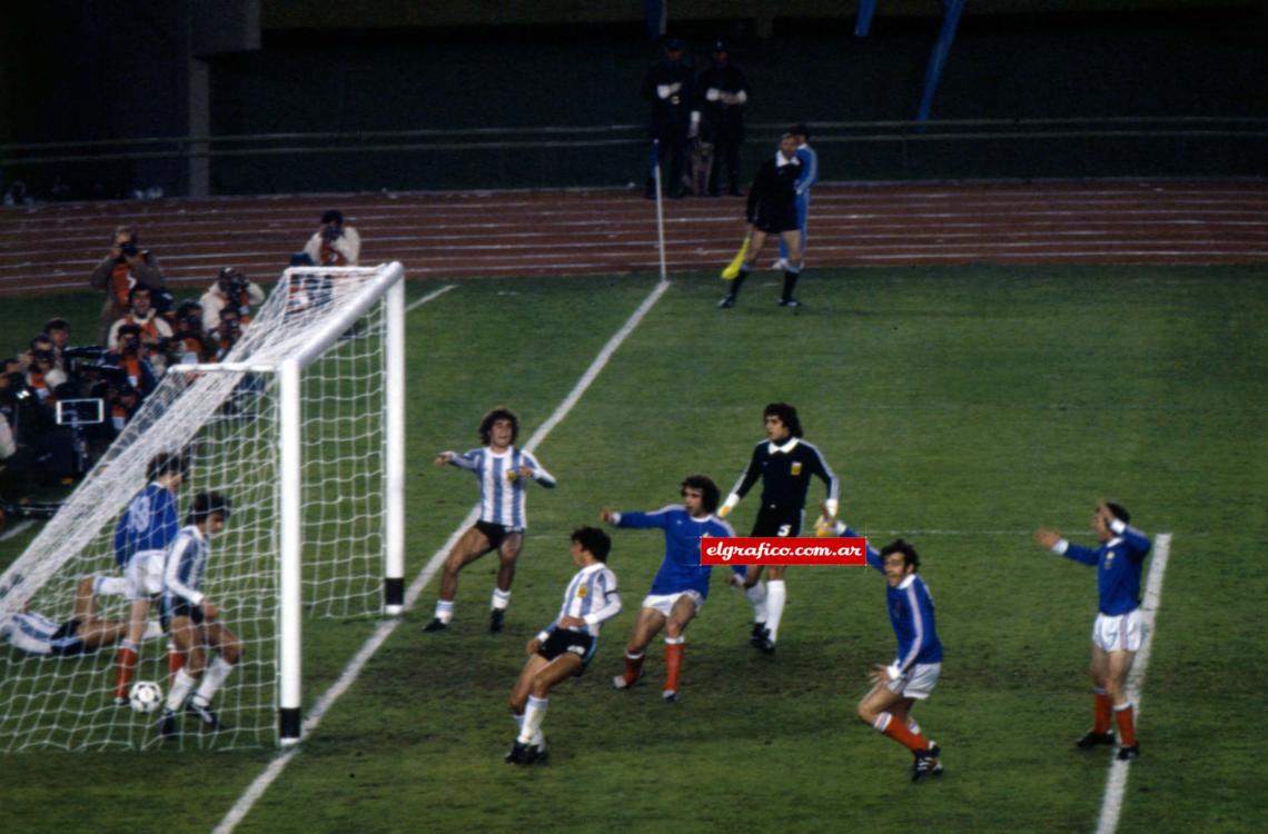 Imagen Gol de Platini a Argentina en el Mundial de 1978.