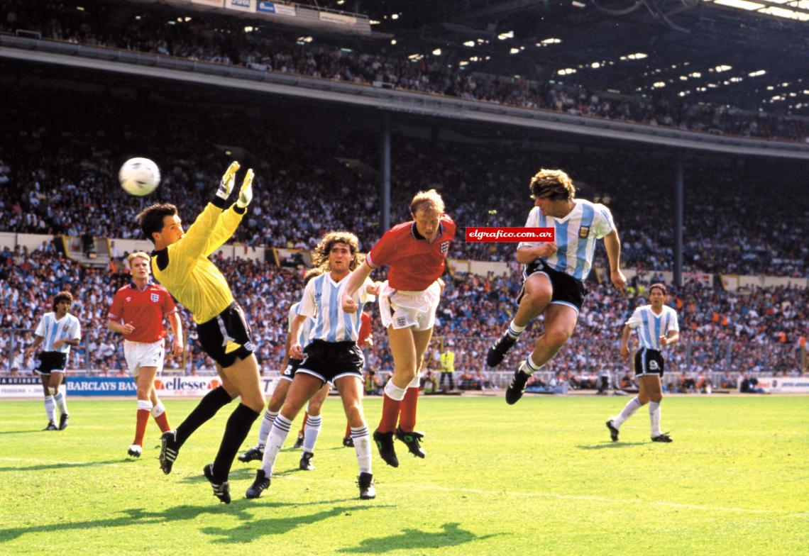 Histórico. El momento que elige como el más feliz en una cancha: gol de cabeza a Inglaterra, en Wembley, para convertir el 1-2 del equipo dirigido por el Coco Basile, tras un centro de Mohamed. Luego, Darío Franco, metería el 2-2. Atrás, mira el Cholo Simeone. Fue en 1991.