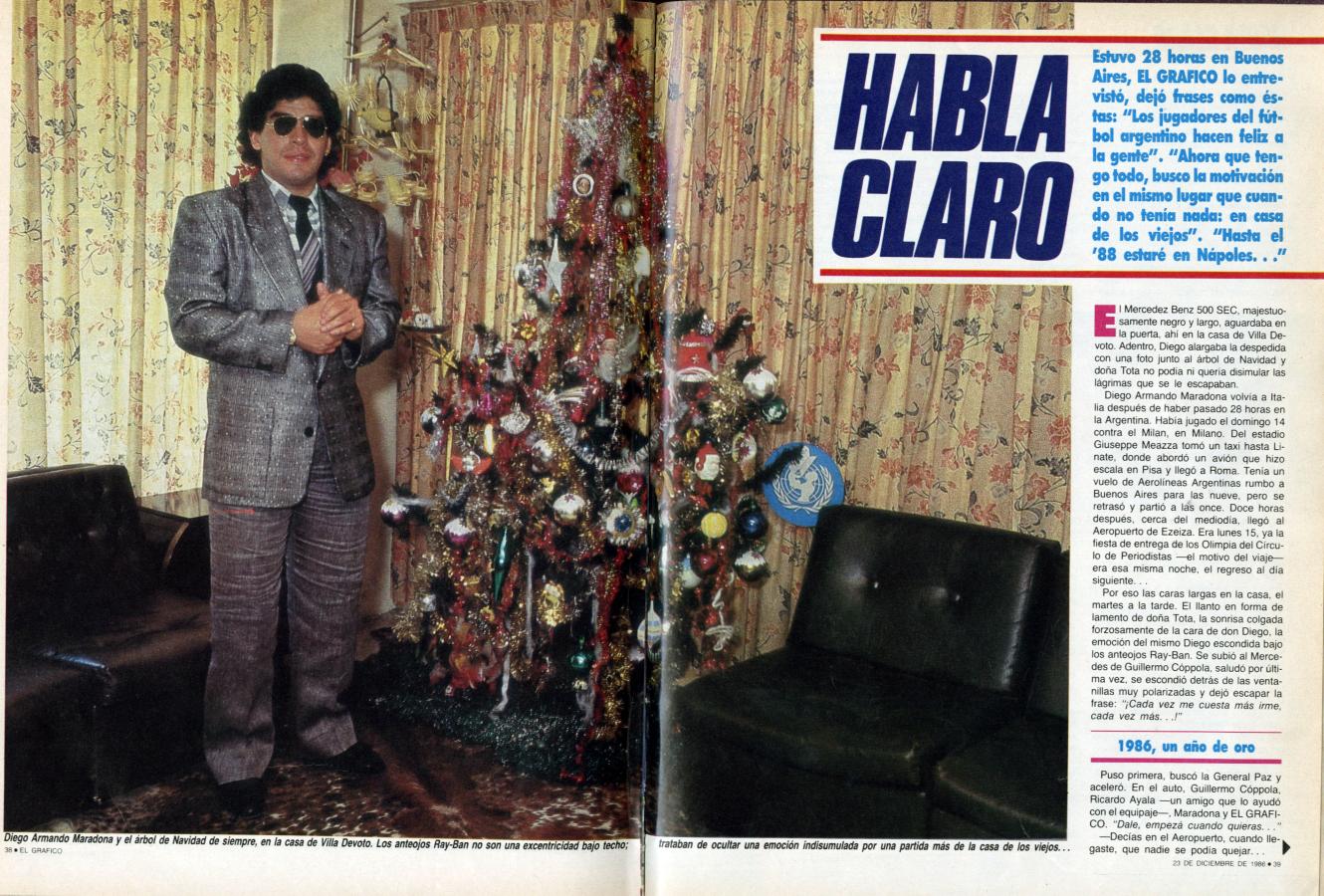 Maradona posa con el árbol de Navidad en Villa Devoto 