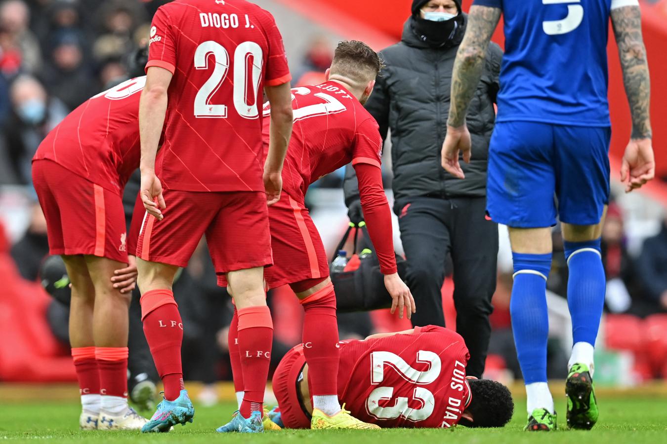 Imagen Luis Díaz sufrió un pisotón en su rodilla y asustó a todos (PAUL ELLIS /AFP)
