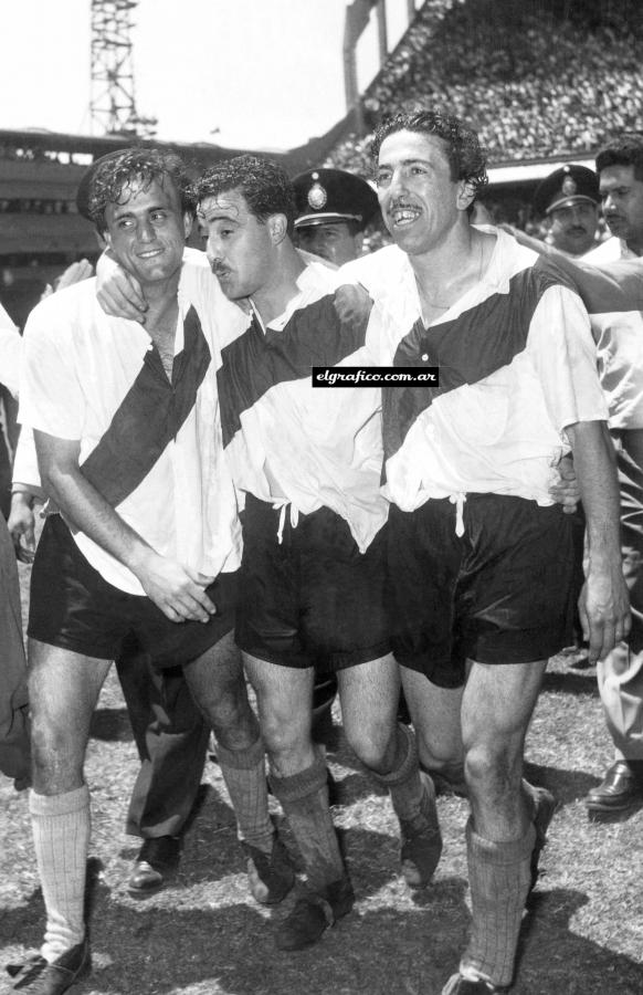 Con Vairo y Walter Gómez, vuelta olímpica en la Boca. 1955. 