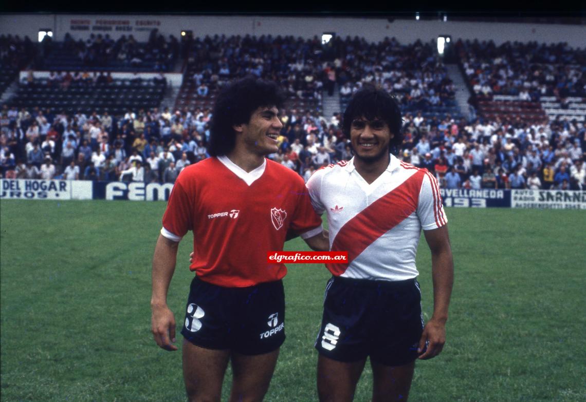Carlos con la del Rojo y Héctor con la de River.