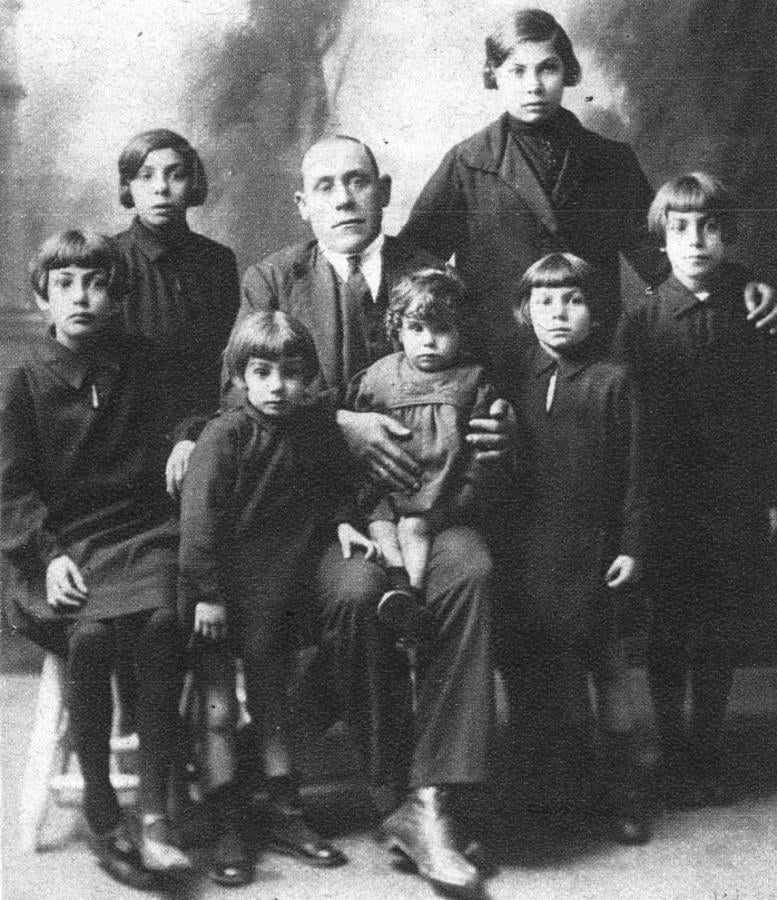Imagen ADOLFO POMPEI rodeado de sus siete hijos huérfanos de madre. El más pequeño es el único varón. La mayor tiene tan sólo quince años.