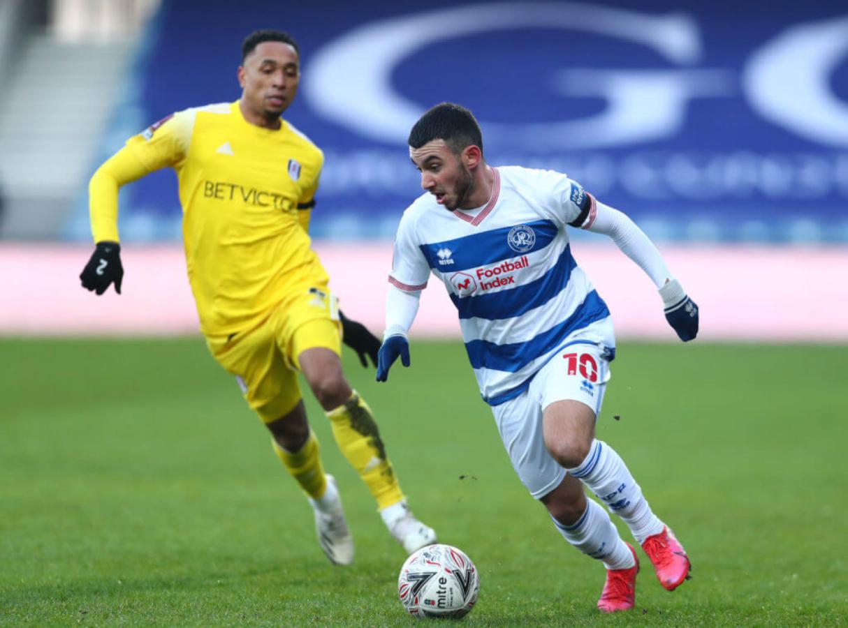 Imagen Ilias Chair, en acción con la camiseta del QPR, club del cual es figura.
