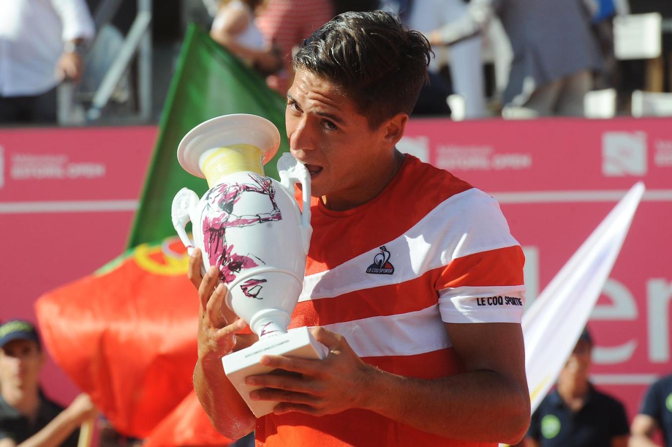 Imagen Sebastián Báez y su primer trofeo de ATP.