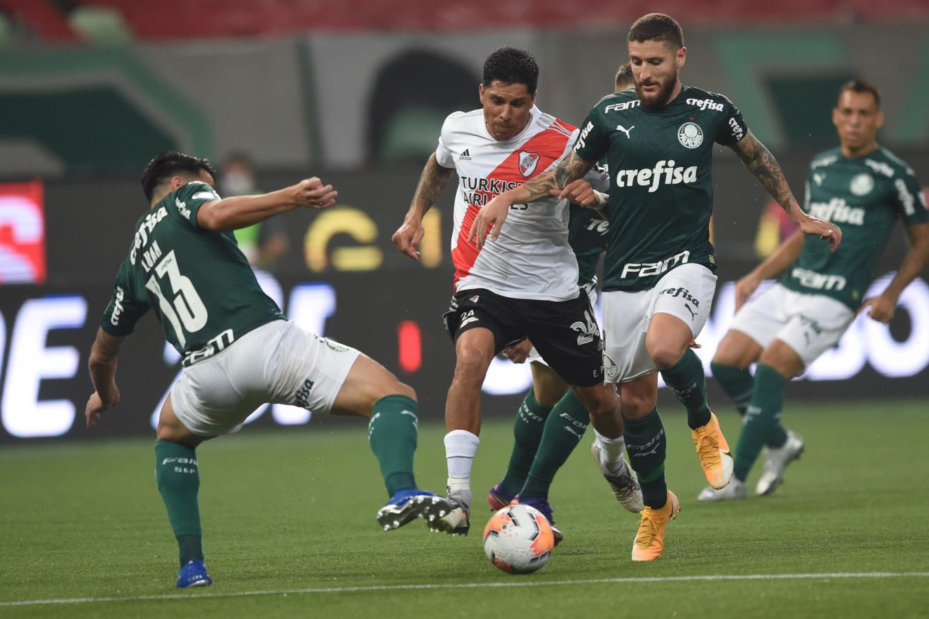 Imagen Enzo Pérez batallando en la mitad de la cancha ante Palmeiras. El volante es una pieza vital dentro del plantel que conduce Gallardo.
