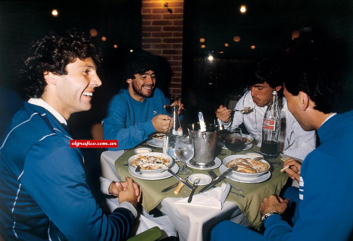 Imagen En la Selección, con Diego y Passarella. Estuvo entre el 83 y 85, jugó la eliminatoria.