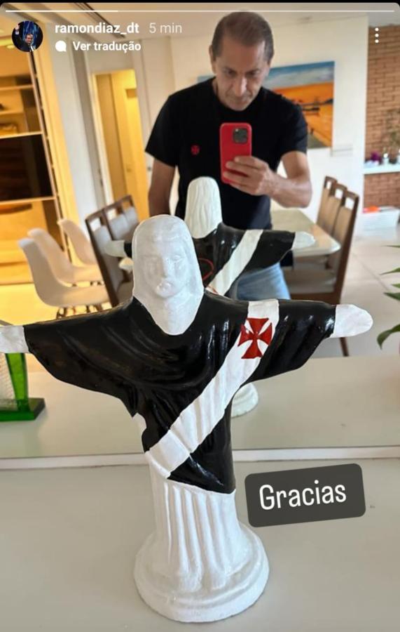 Imagen Ramón Díaz, su historia en Instagram y un regalo espectacular de un fanático.