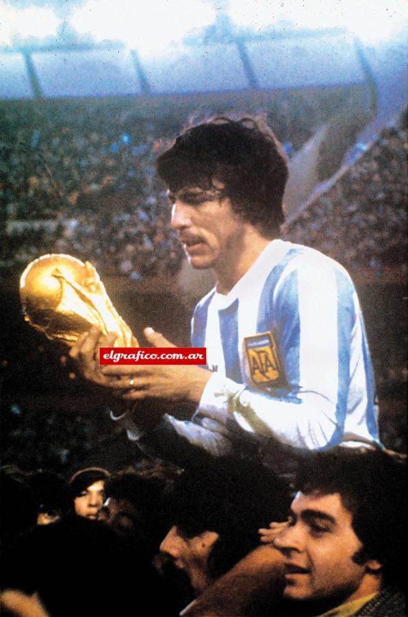 Imagen El "Gran Capitán" con la primera copa mundial de fútbol lograda por Argentina.