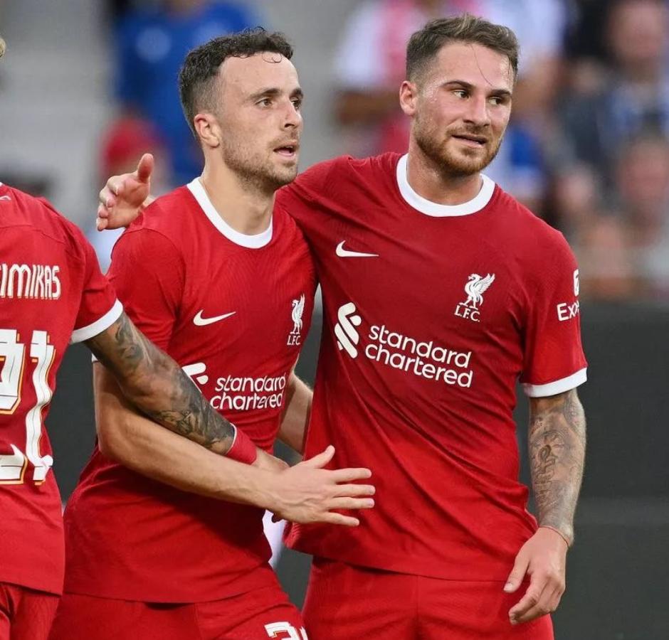Imagen Diogo Jota y Alexis Mac Allister, festejando un go lde Liverpool.