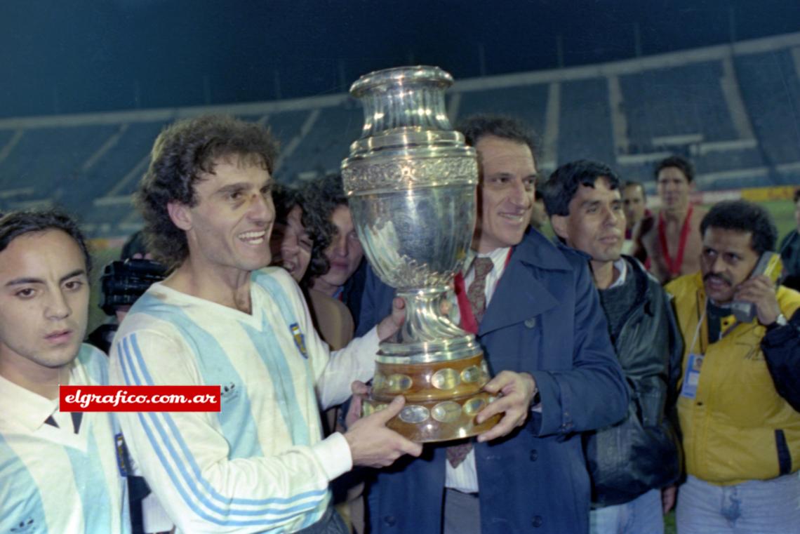 Imagen El capitán y Alfio Basile, el técnico campeón.