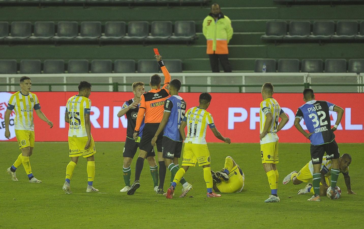 Galoppo es expulsado por el árbitro Fernando Rapallini. Ambos equipos terminaron con diez hombres. Foto: Fotobaires