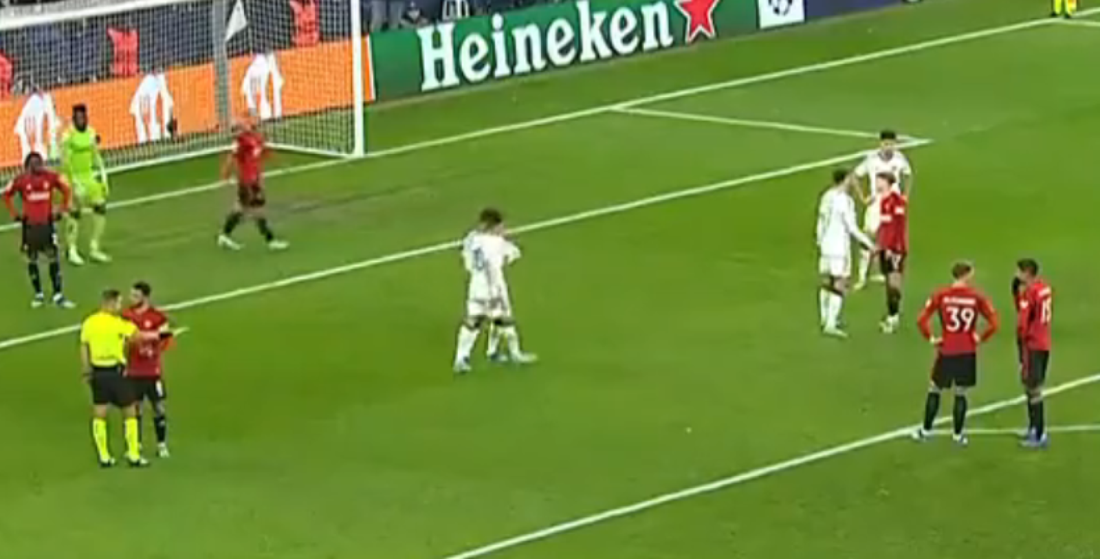 Imagen Kevin Diks custodia el punto penal mientras Viktor Claesson discute con Garnacho.