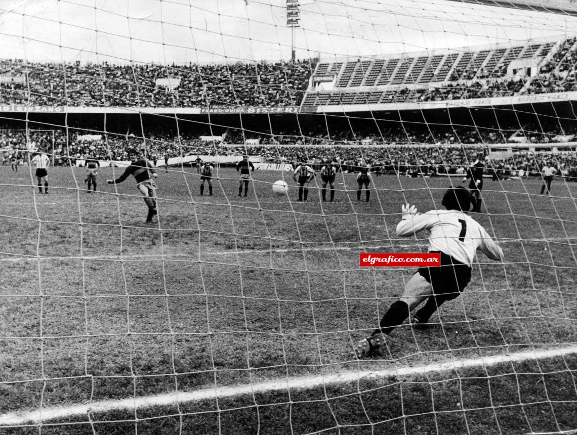Imagen  Una costumbre. El Pato le ataja el penal a Rubén Suñé en el triunfo de Racing 3-1 sobre Boca en junio de 1972. Fue el quinto del campeonato. El país hablaba del arquero del momento.