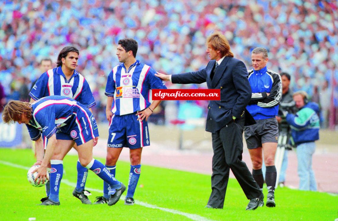 Imagen Ricardo Gareca cuando el 3-1 ya era definitivo. Humoller prepara la jugada. Astudillo, la figura, y Pino, el que abrió el partido, escuchan. Fabián Madorrán fue cuarto árbitro.