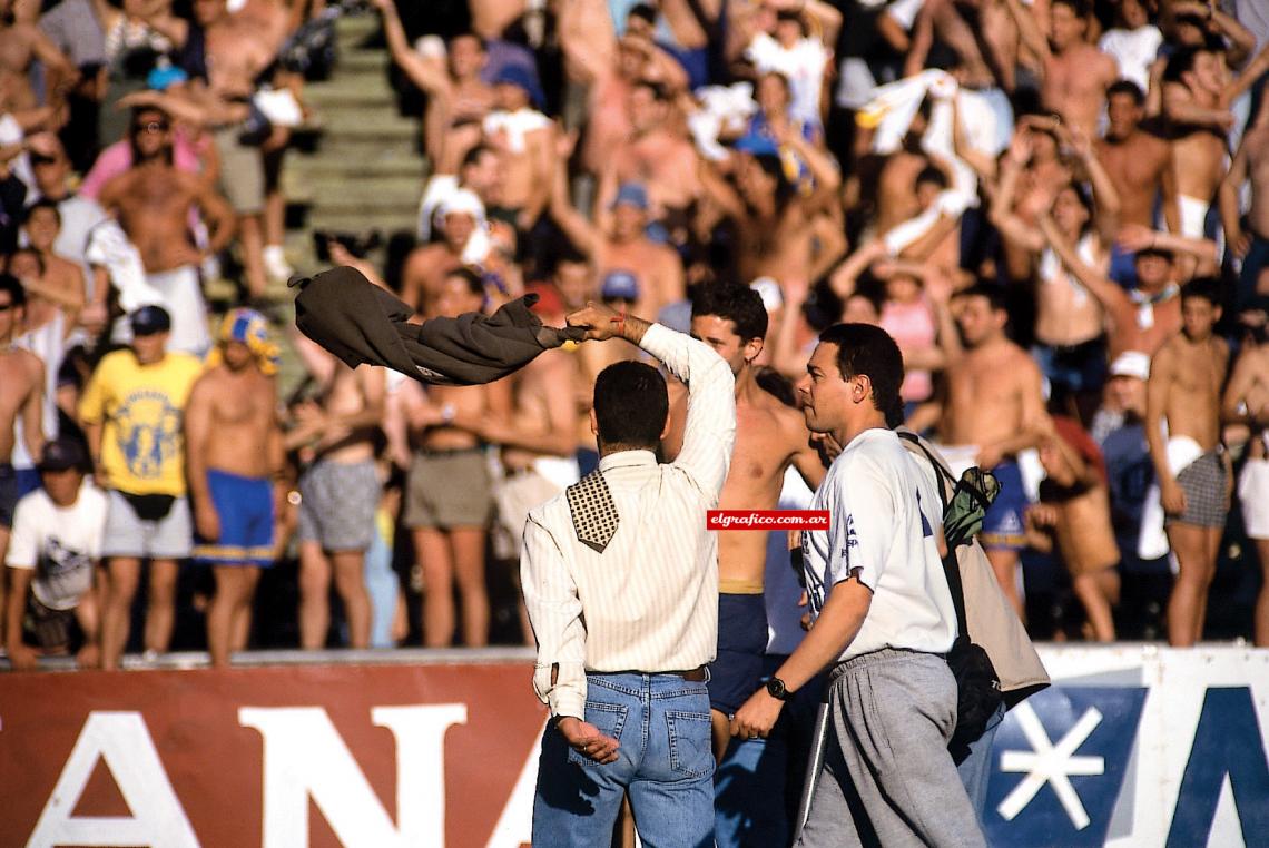 En el Gigante, enganchándose en la pasión de la gente. Se metió en el corazón del hincha de Central.