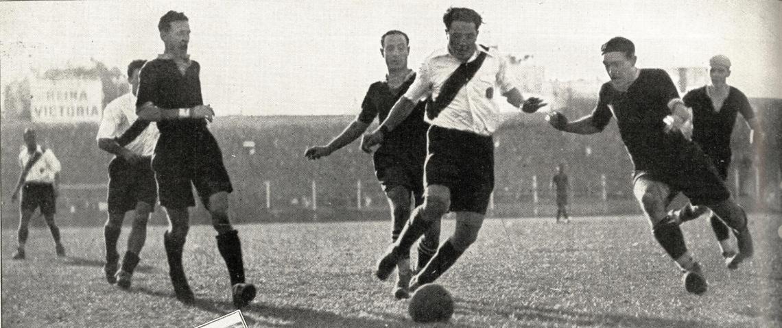 BERNABE fué siempre un toque de alarma para la defensa visitante en cuanto se apoderaba de la pelota. Aquí se le ve, después de eludir a Corazzo, aprontarse para shotear antes de que intervenga Lecea.
