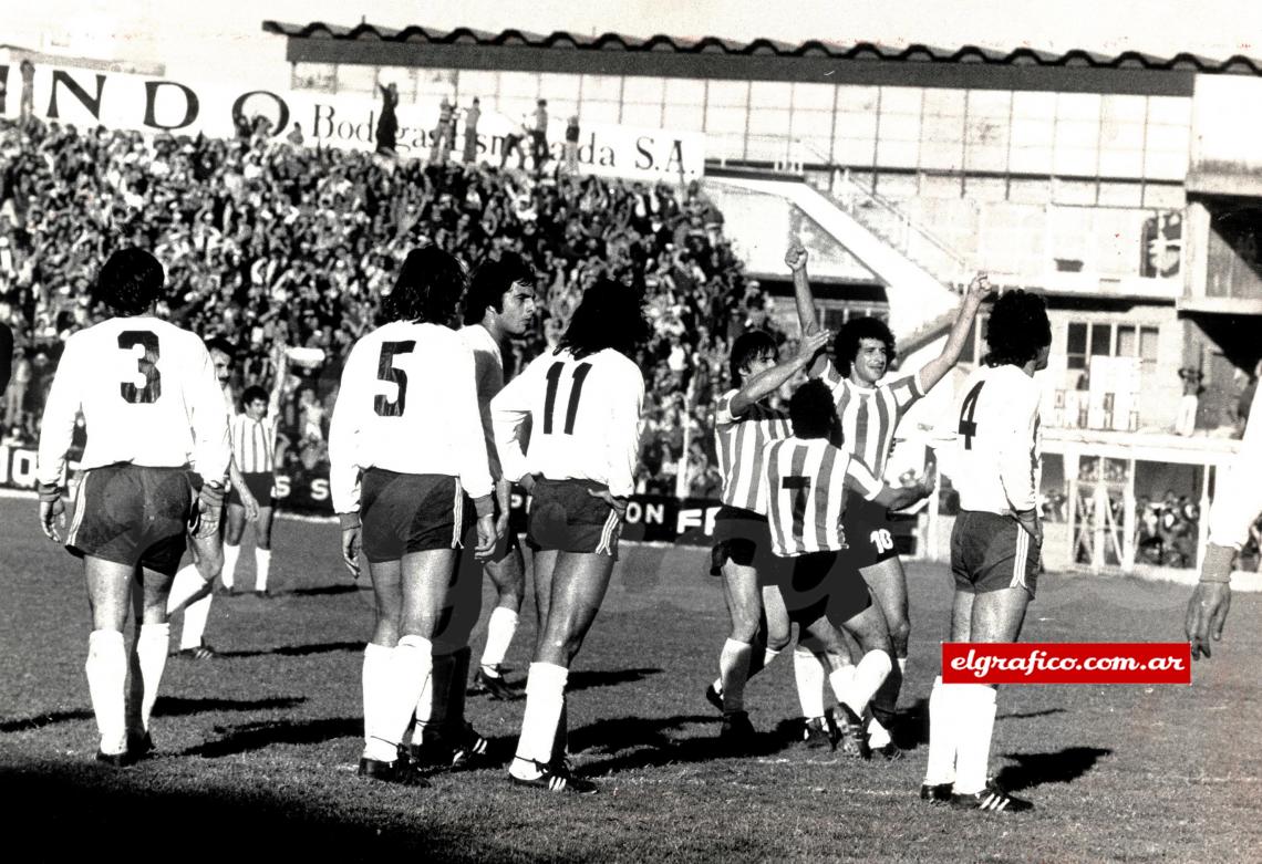 Los jugadores de Huracán están parados. Se quedaron así después del zurdazo violento de Cocco que entró arriba, en el ángulo derecho... Suñé y Mastrángelo abrazan al autor del tanto. Fue el cuarto, el final.