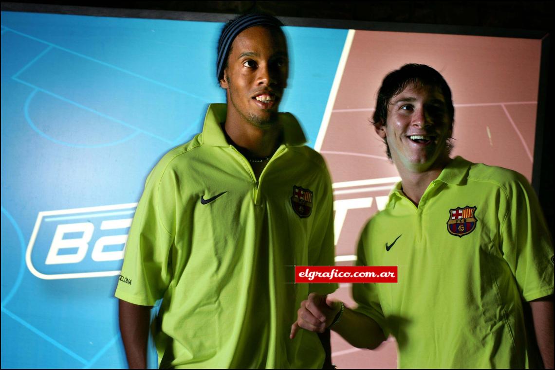 Las sonrisas de Ronaldinho y Messi iluminan la producción de El Gráfico en la sede del Barcelona.