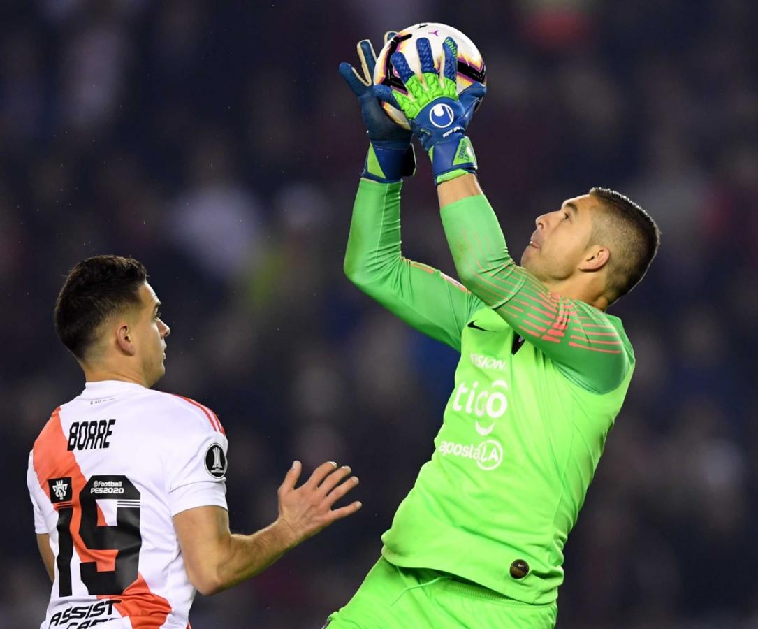 Imagen Uno de los protagonistas de la noche fue Juan Pablo Carrizo, que volvía al Monumental luego del descenso del Millonario. No tuvo su mejor noche y los hinchas lo recibieron entre algunos aplausos y otros silbidos.