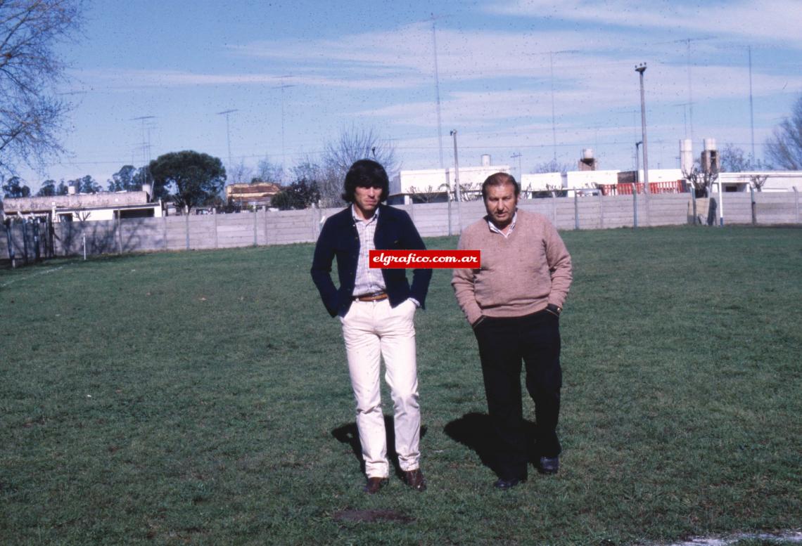 Imagen Con don Carmelo Spataro, el hombre que lo inició en la ruta del fútbol profesional. Passarella no olvida su pasado ni sus viejos afectos. 