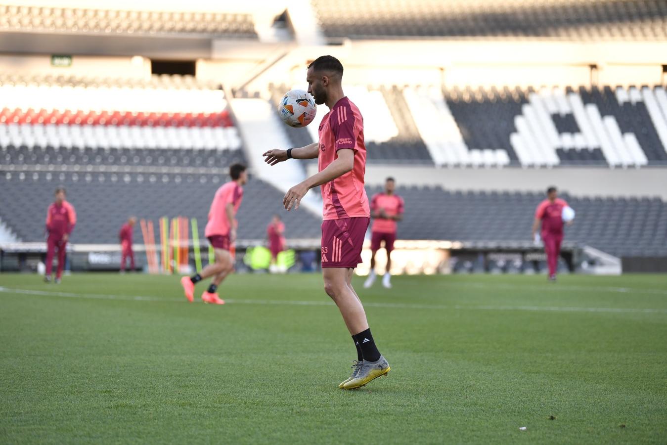 Imagen Pezzella tiene chances de jugar el próximo partido pero la decisión será día a día. 