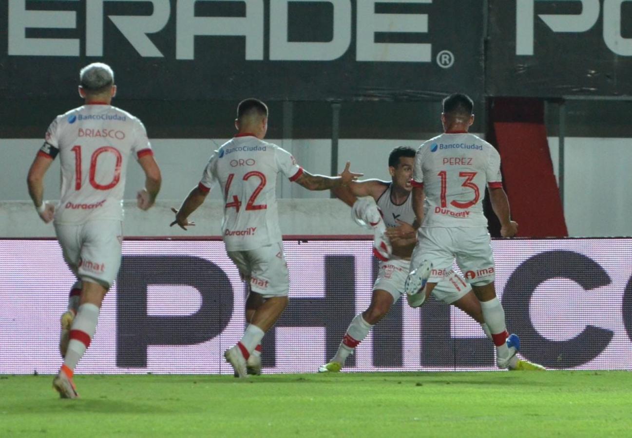 Imagen Cristaldo festeja sin su camiseta (Tello lo amonestó luego). Briasco, Oro y Pérez van a su encuentro. Foto: @CAHuracan