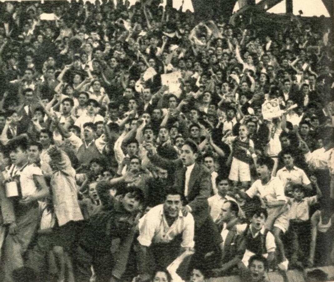 Imagen Un sector de la tribuna del estadio boquense, en el que Racing actuó durante todo el campeonato como local. Los muchachos celebran la conquista. 