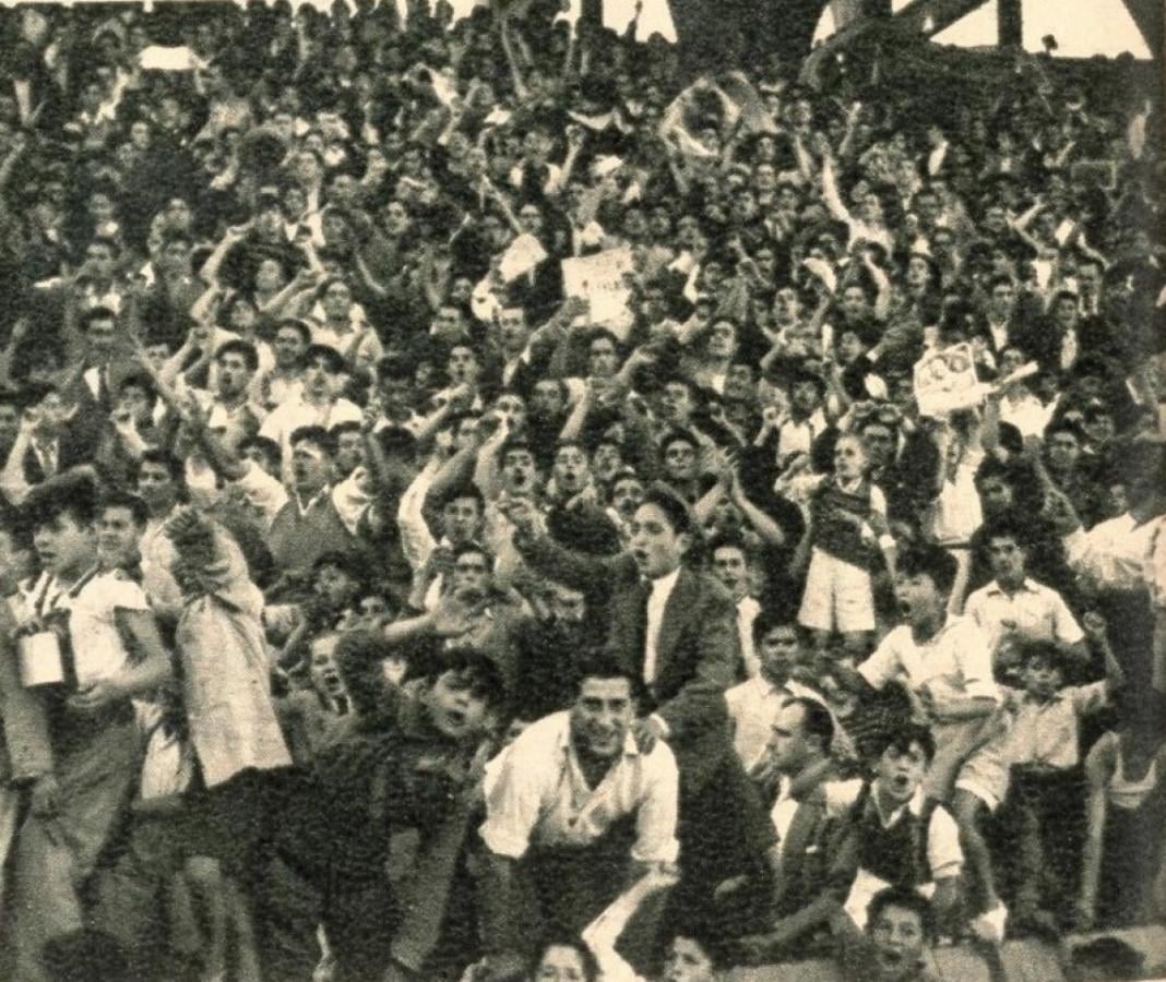 Imagen Un sector de la tribuna del estadio boquense, en el que Racing actuó durante todo el campeonato como local. Los muchachos celebran la conquista.