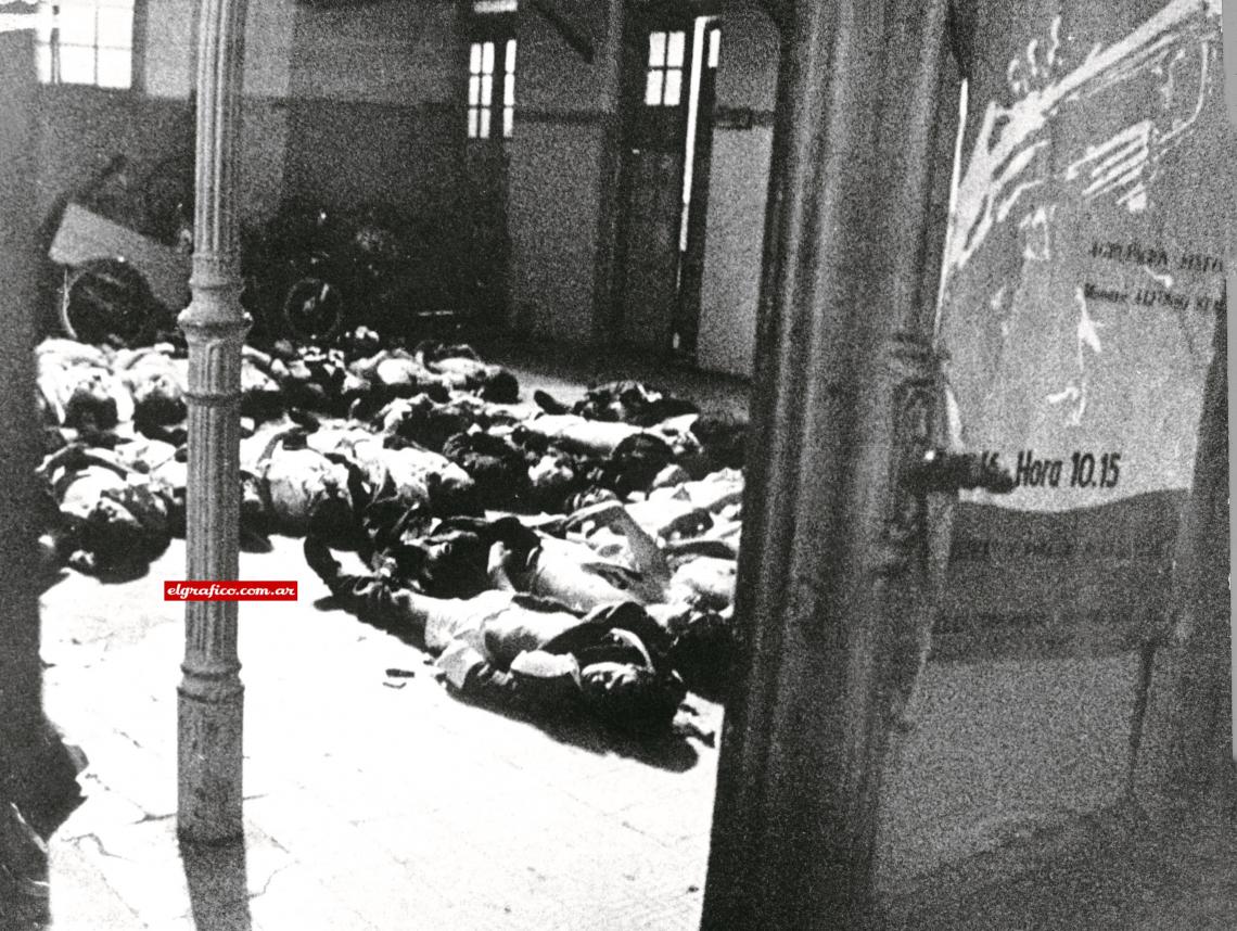 Imagen Los cádaveres en la sede policial, tras la masacre que se provocó en la fatídica puerta 12 de acceso a la popular visitante del Monumental. La mayoría de las jóvenes víctimas eran hinchas de Boca. Nunca se supo fehacientemente por qué ocurrió.