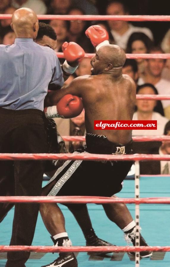 Imagen El árbitro Steele reprendiendo a Tyson por el golpe fuera de tiempo.