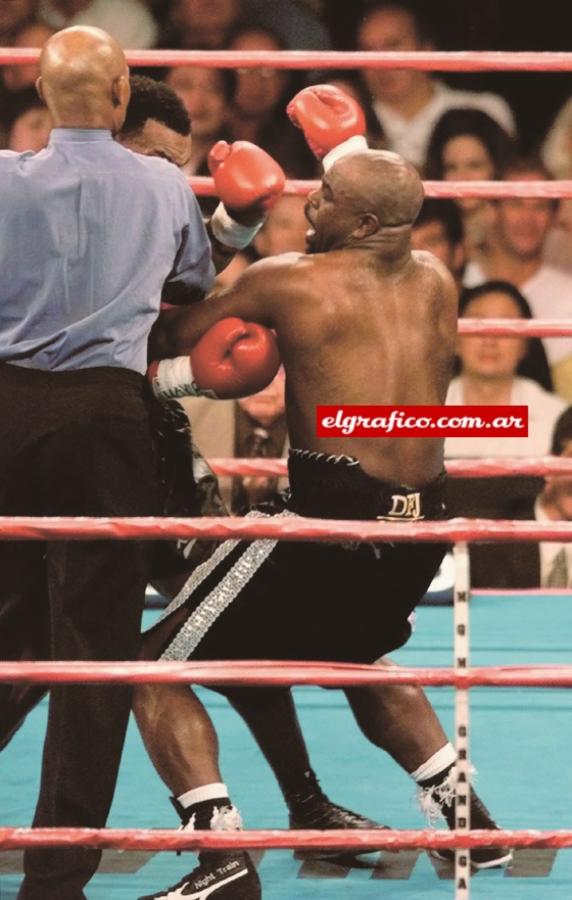 El árbitro Steele reprendiendo a Tyson por el golpe fuera de tiempo.