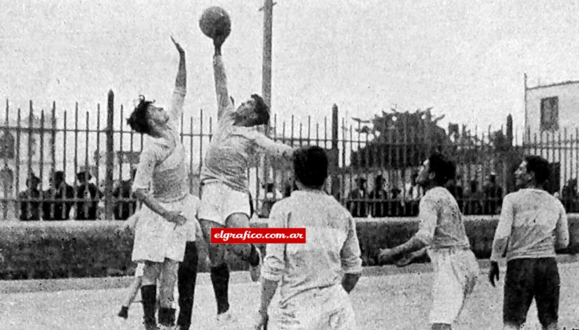 Imagen Uno de los ejercicios practicados por el equipo argentino en los entrenamientos era jugar al basquet.