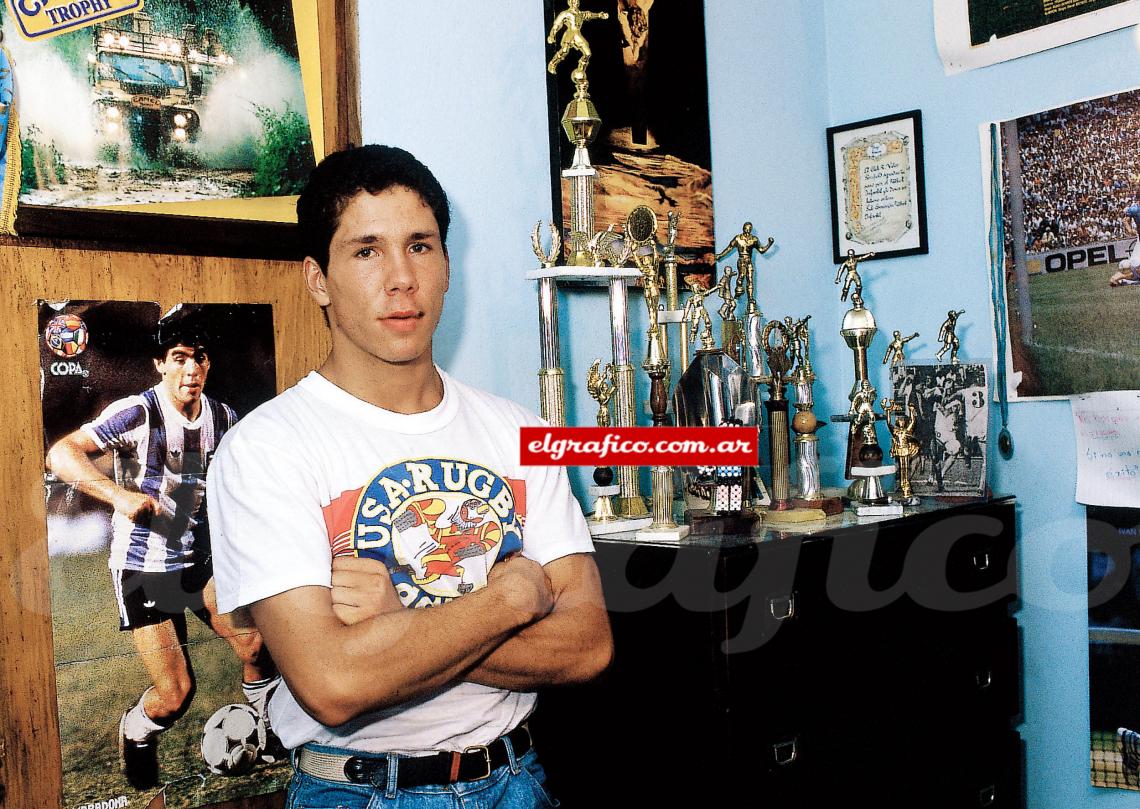 Imagen La primera nota en El Gráfico, en su pieza, con varios trofeos y póster de Diego incluido.