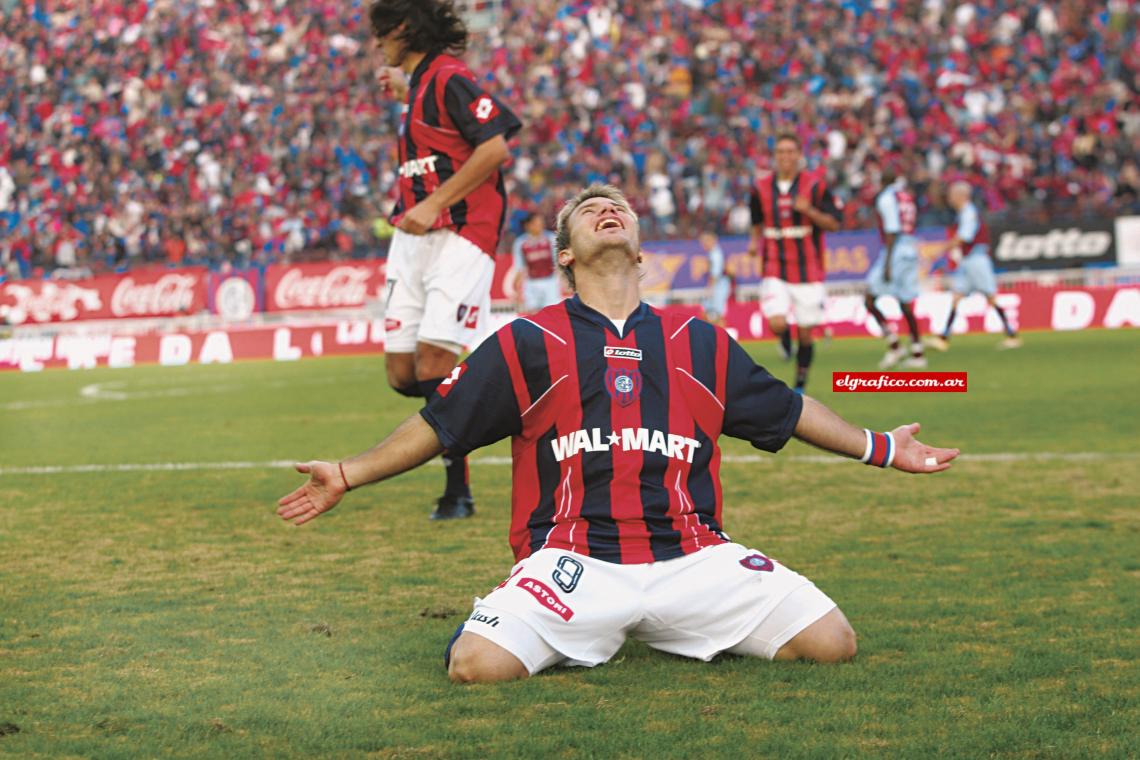 Imagen Festejo de campeonato. Gastón metió dos ante Arsenal y el Ciclón dio la vuelta.