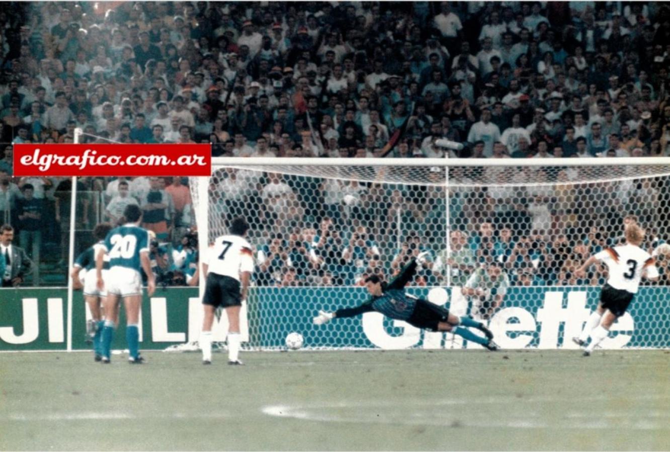 Imagen El penal que convirtió Andreas Brehme tras la polémica infracción que convalidó el árbitro Edgardo Codesal en la final de Italia 1990.