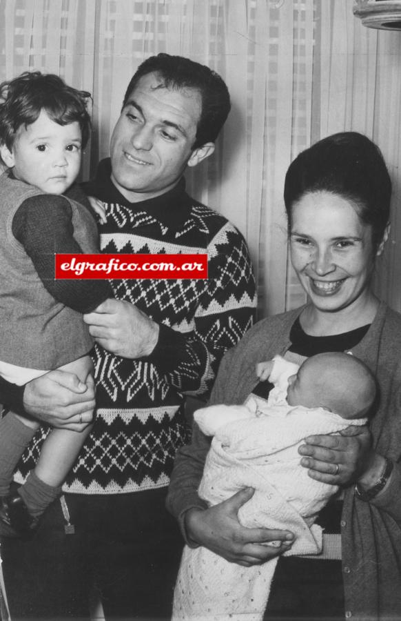 Ermindo con su esposa Maria del Carmen y sus hijas Karina y Paula.