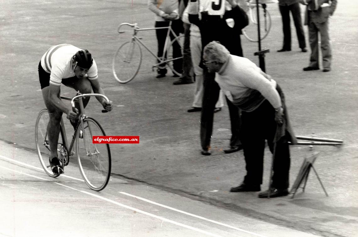Imagen 4 de junio de 1975, Dazzan es arengado mientras pedalea a toda velocidad.