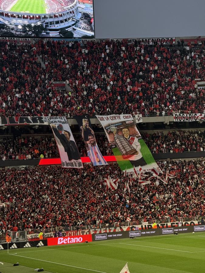 Imagen La bandera de Pezzella entremedio de las dos de Gallardo.
