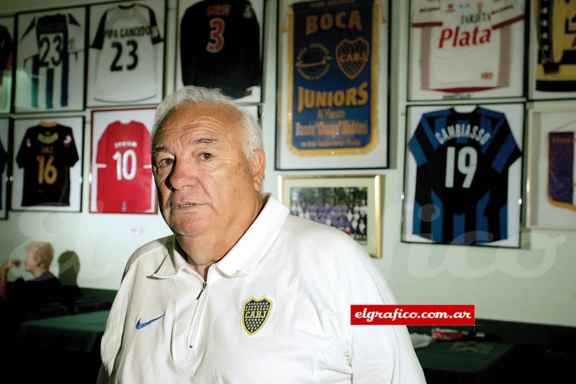 Un tesoro. Maddoni enmarcado por camisetas donadas por los jugadores que él entrenó.