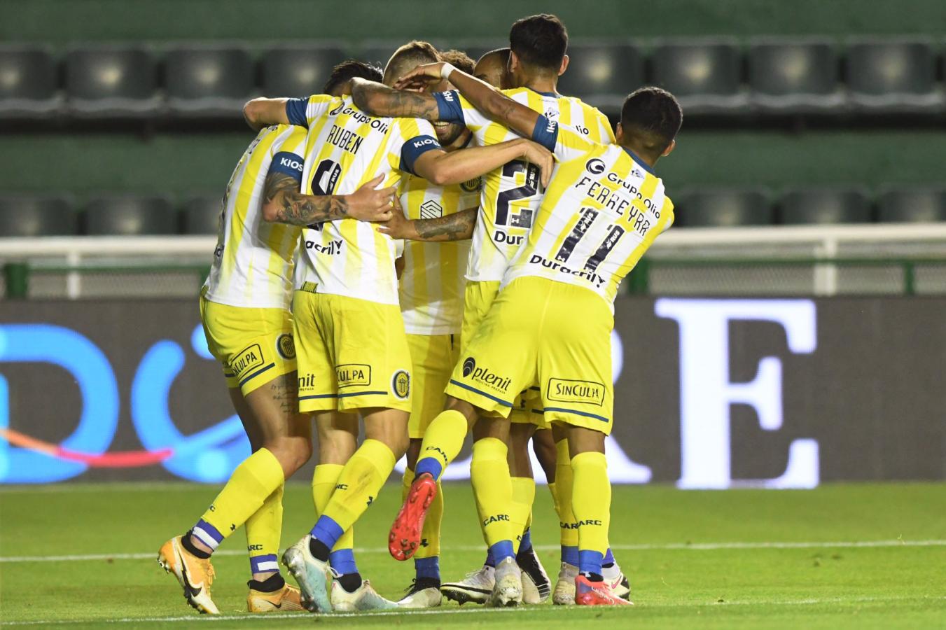 Todo Central festeja el tanto de empate, obra de Marco Ruben. Foto: @RosarioCentral