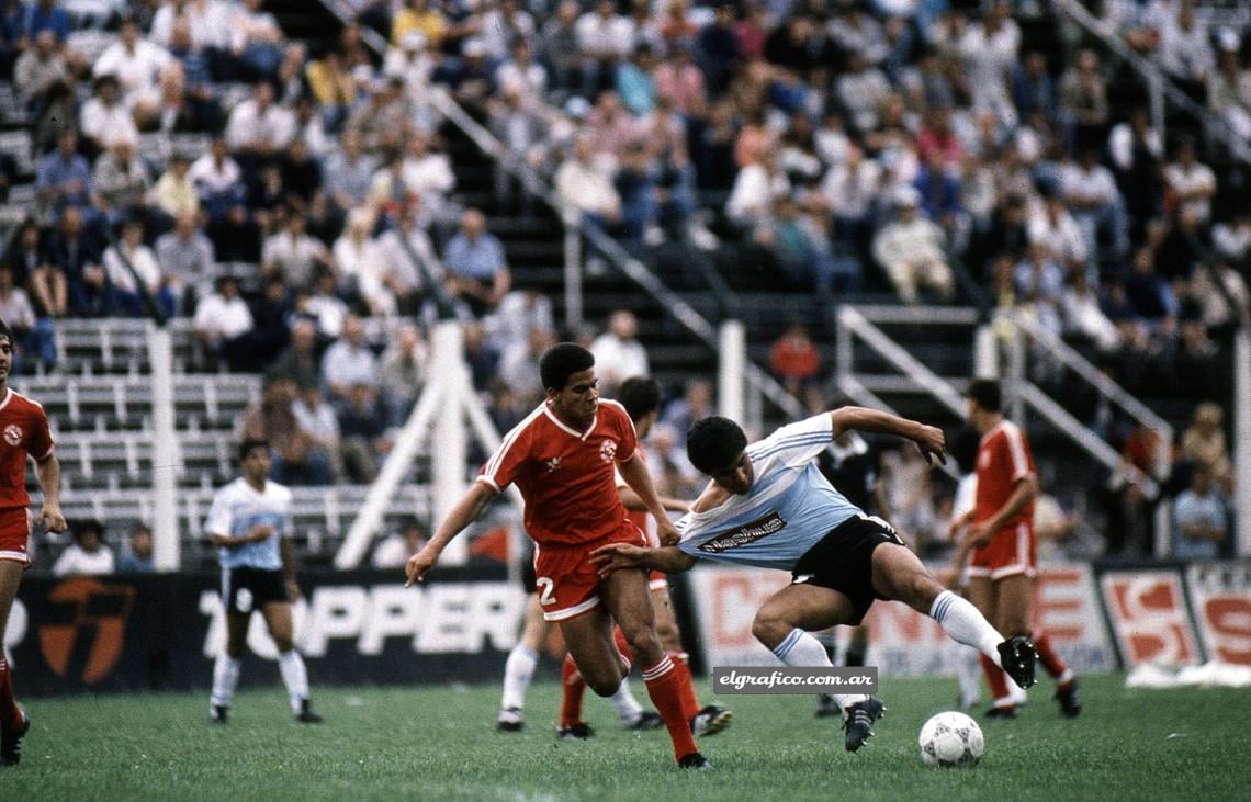 Antes de llegar a los penales hubo cuatro goles y algunas situaciones como esta. Fernando Gabriel Cáceres le saca a Medina Bello la pelota y la camiseta…