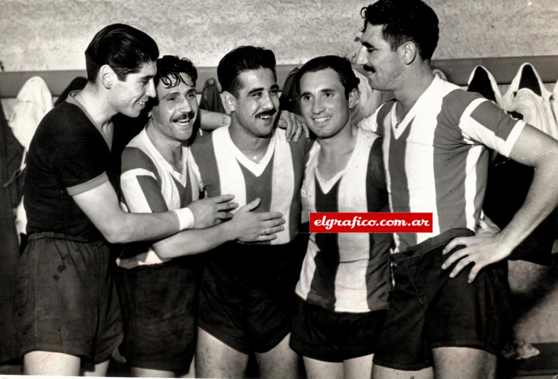 Méndez y el reconocimiento de una hazaña. Ricardo, Colombo, Muñoz y Perucca y una sonrisa común. ¨Tucho¨ le hizo los tres goles a los brasileños.
