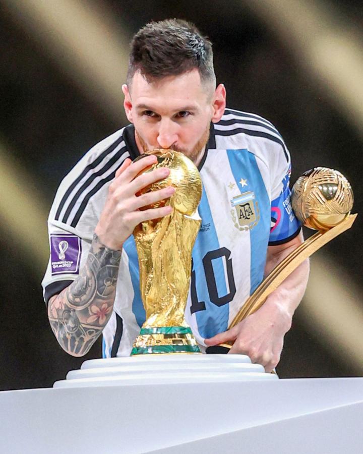 Imagen El beso eterno de Messi a la más preciada de todas: la Copa del Mundo.