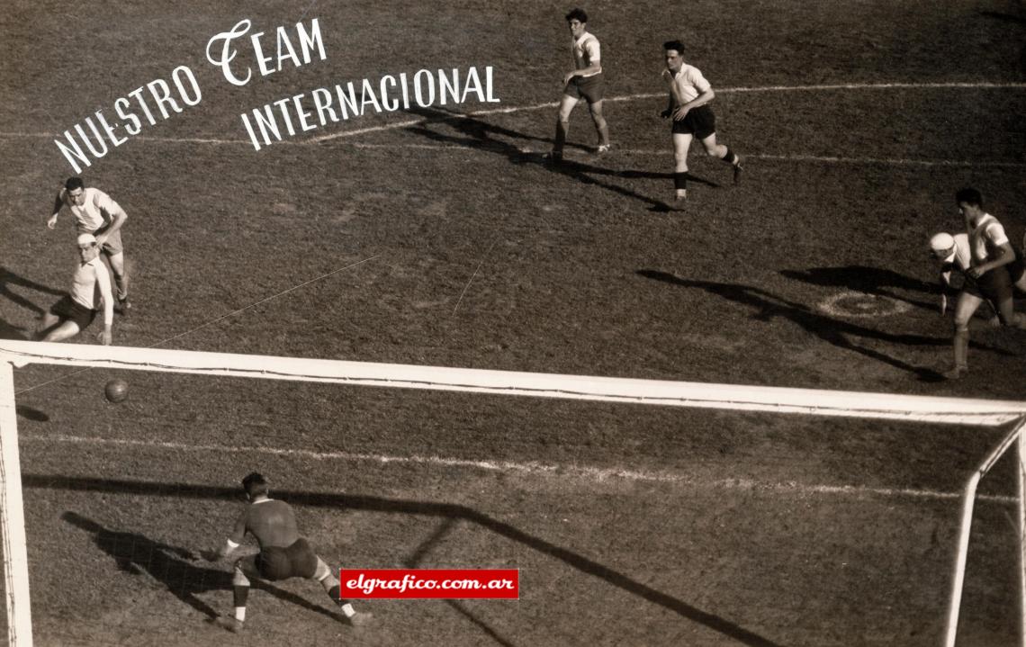 Imagen El goalkeeper uruguayo tuvo abundante labor en el partido por la copa Lipton. En esta imagen, aprestándose a recoger un shot de Peucelle. 