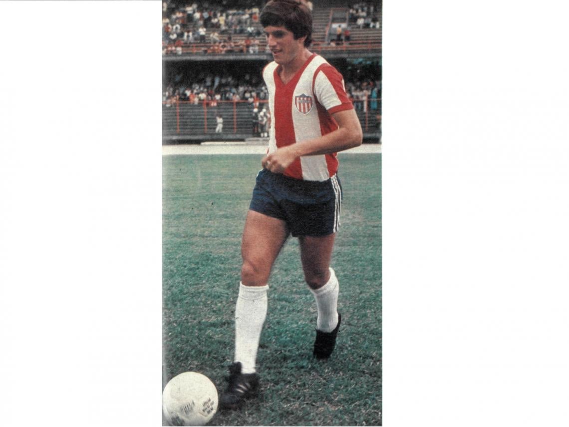 Imagen Con la pelota, Comesaña. Uruguayo de nacimiento, nacionalizado colombiano. De espaldas: Lorea. El ex Ferro cumplió con 7 goles. En proceso de adaptación. Luego, "Toto" Rubio, el veterano del equipo, y el argentino Delménico.